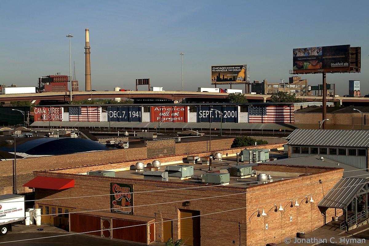 Canal Street mural in Chicago pairing Dec. 7, 1941 and Sept. 11, 2001 with American flags
