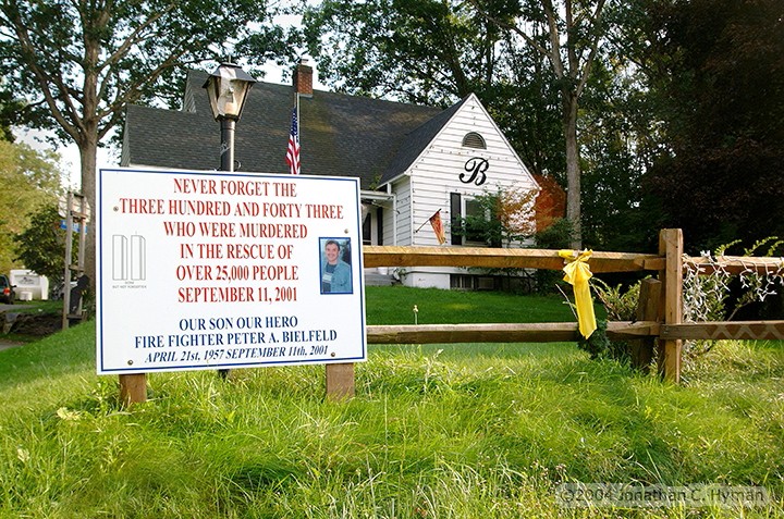 Documentary photograph of vernacular art and memorials responding to September 11th, image 8