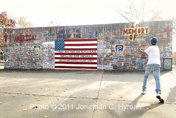 Documentary photograph of vernacular art and memorials responding to September 11th, image 28