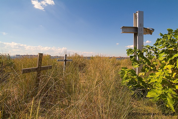 Documentary photograph of vernacular art and memorials responding to September 11th, image 30