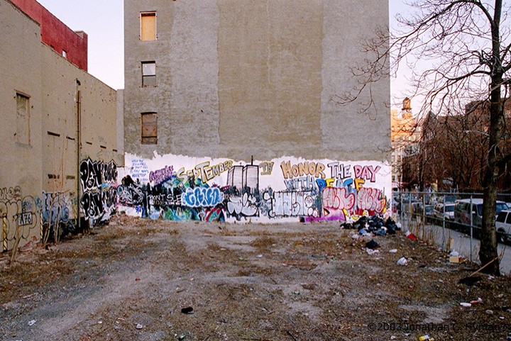 Documentary photograph of vernacular art and memorials responding to September 11th, image 31