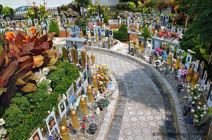 Documentary photograph of vernacular art and memorials responding to September 11th, image 33