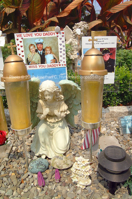 Documentary photograph of vernacular art and memorials responding to September 11th, image 34