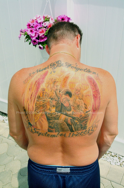 Documentary photograph of vernacular art and memorials responding to September 11th, image 38