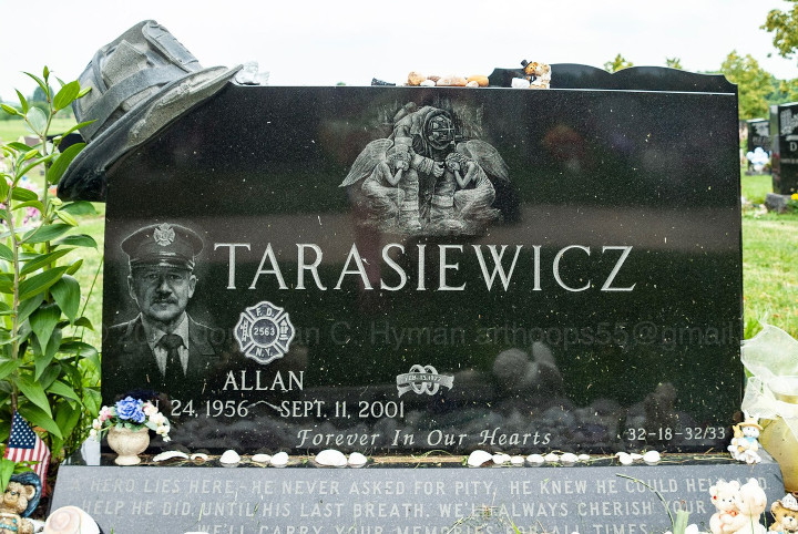 Documentary photograph of vernacular art and memorials responding to September 11th, image 39